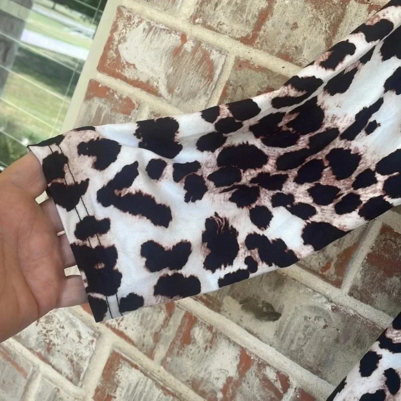 Amzplus Animal print Angled Hem V-neck Tunic Top - Picture 2 of 9